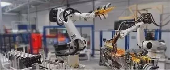 未来工业机器人的两大演进方向 智能化协作与柔性自适应